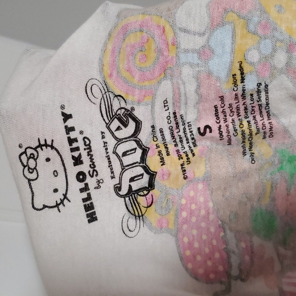 *rare* Hello Kitty gold sweets dual graphic tee sz s - Picture 6 of 9